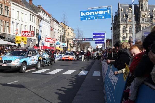 The busy start area in Oudenaarde