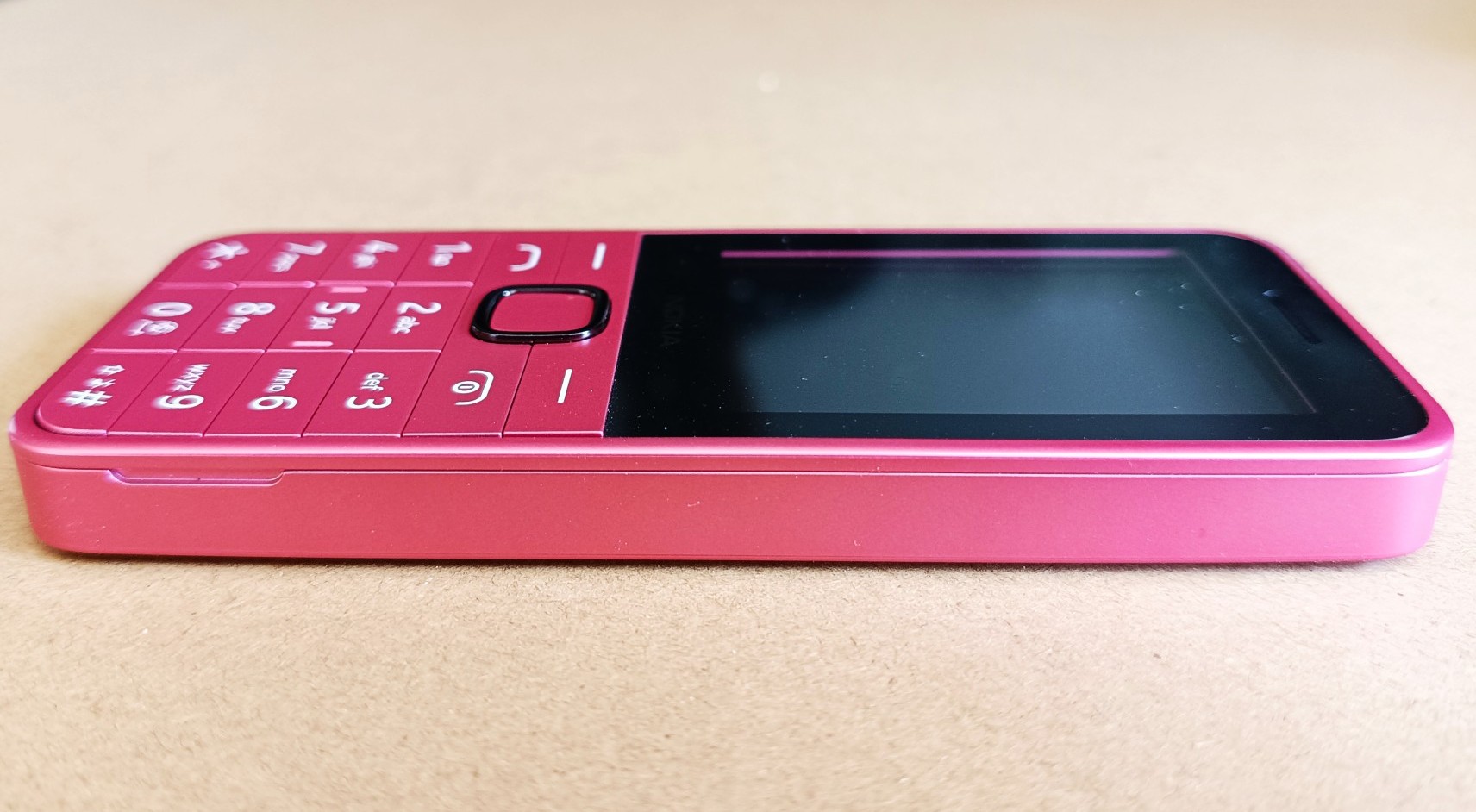 Nokia 225 4G on desk