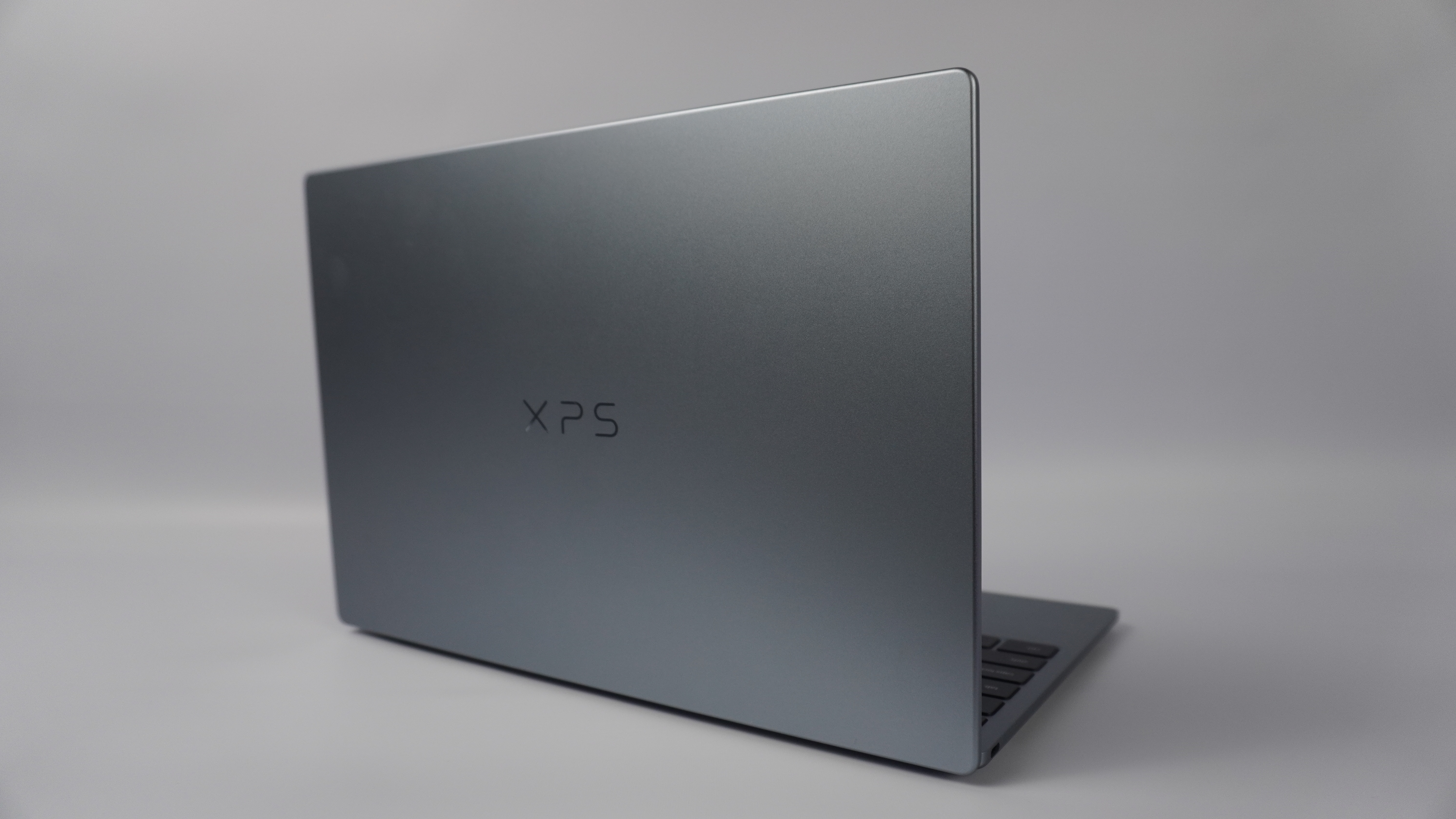 Dell XPS 13 (2026) از پشت با درب باز دیده می شود