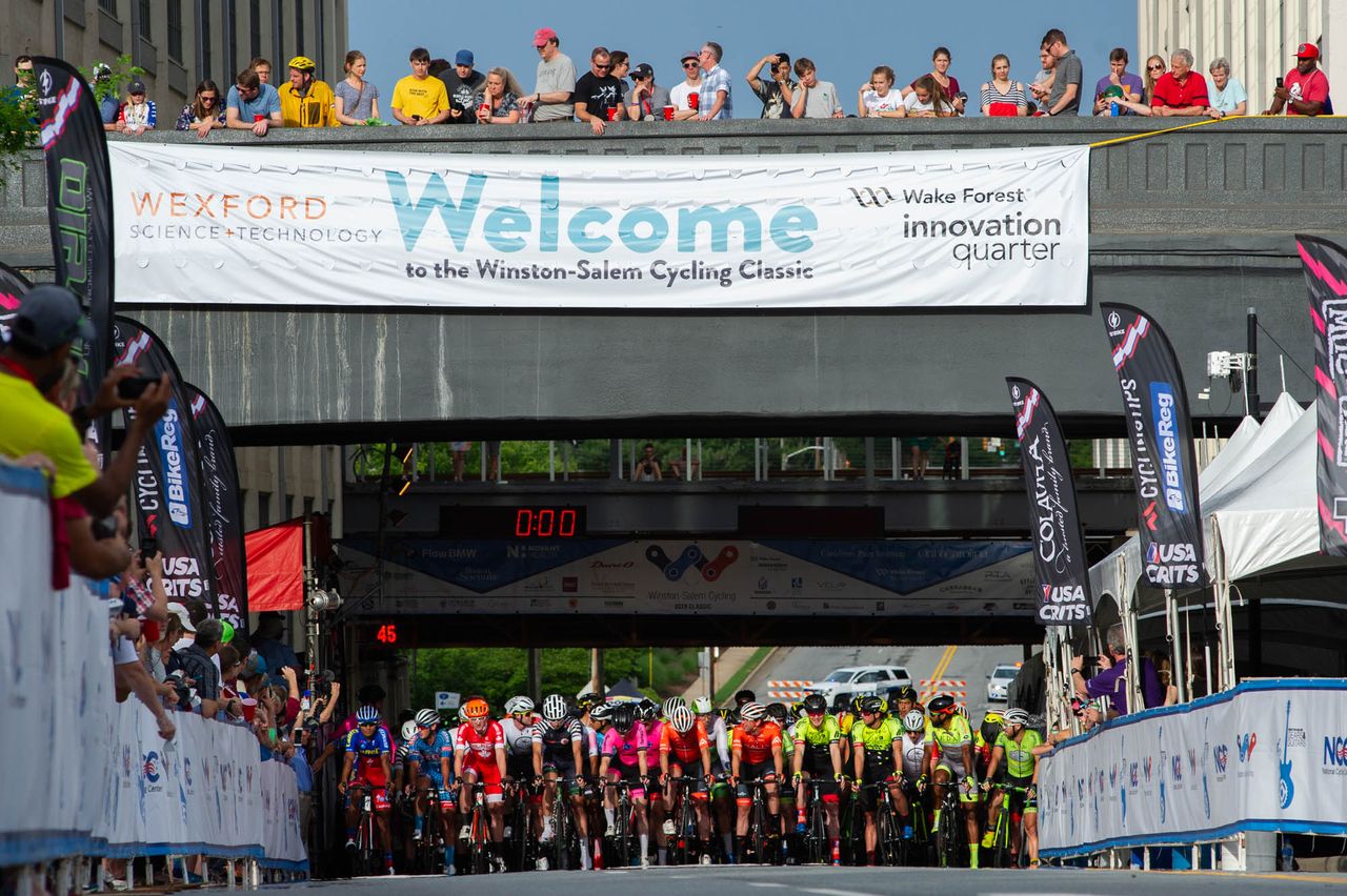The men wait for the start of the criterium
