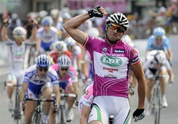 Alessandro Petacchi (LPR Brakes-Farnese Vini) waves his arms in celebration.