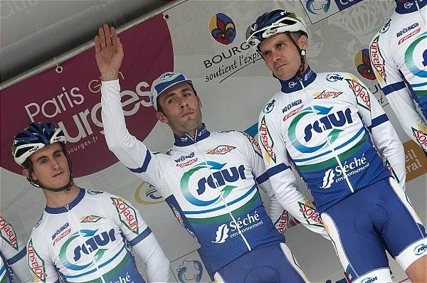 Jonathan Hivert and his Saur-Sojasun teammates are introduced.