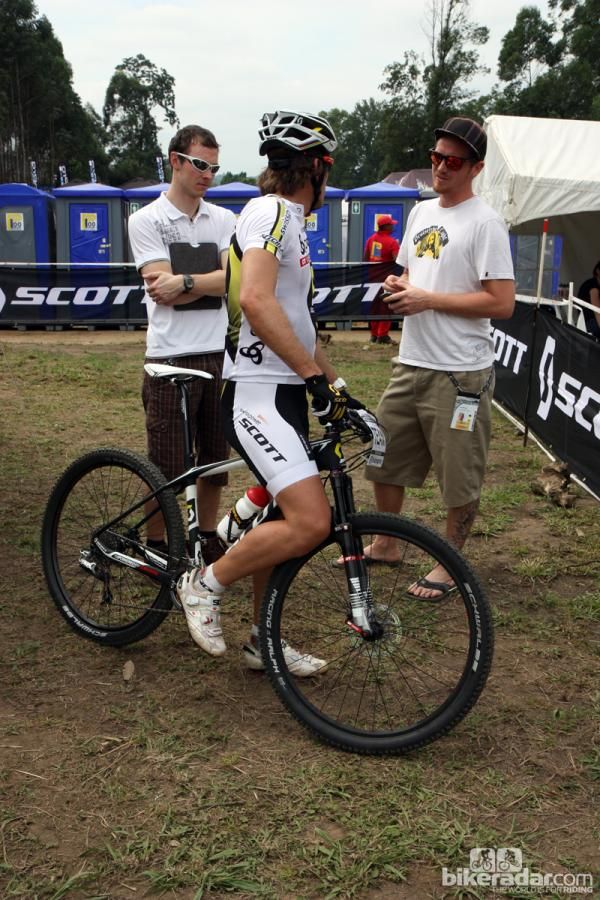 Scott-Swisspower team director Thomas Frischknecht has a 650b test bike of his own and while he also has the same DT Swiss carbon fiber race tubulars as Nino Schurter and Florian Vogel, he also has a tubeless alloy clincher set built with Stan's NoTubes rims and Schwalbe tires.