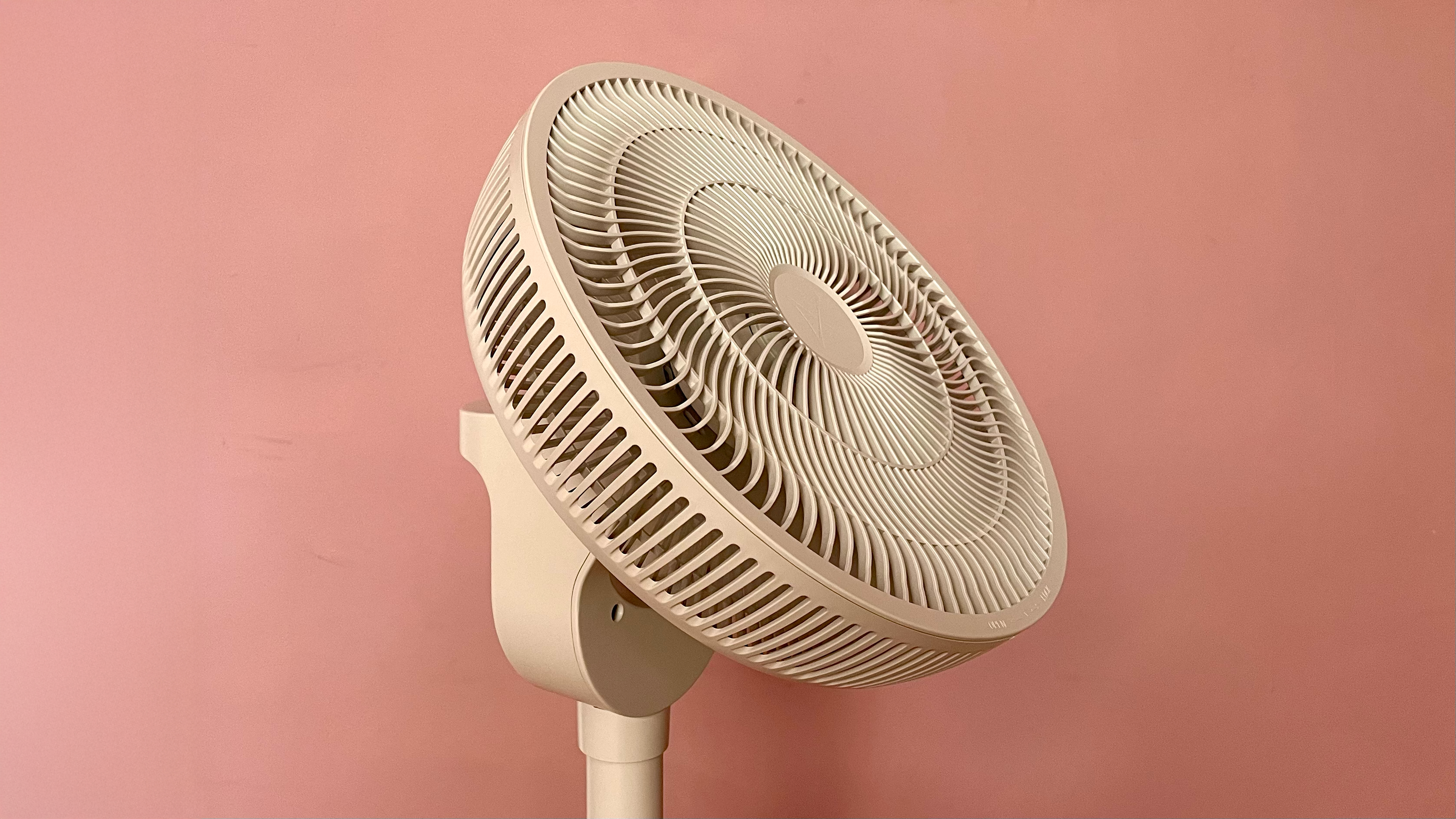 Duux Whisper Flex 2 fan on a pink background