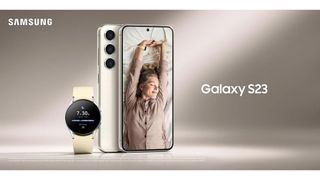 En läckt pressbild av Samsung Galaxy S23 i färgen Cotton Flower, med en vit Samsung Galaxy Watch 5 bredvid.