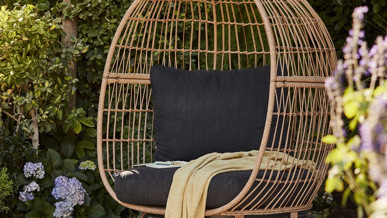 B&amp;Q egg chair in garden: Apolima Rattan effect Egg Chair