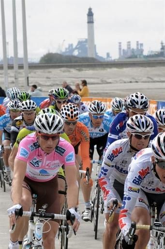The peloton races along the beach at Dunkirk