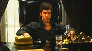 Al Pacino sitter ved skrivebordet sitt i Scarface.