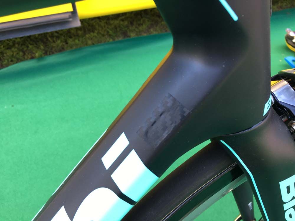 With Kruijswijk running Shimano Dura Ace Di2, the mechanics cover over the cable