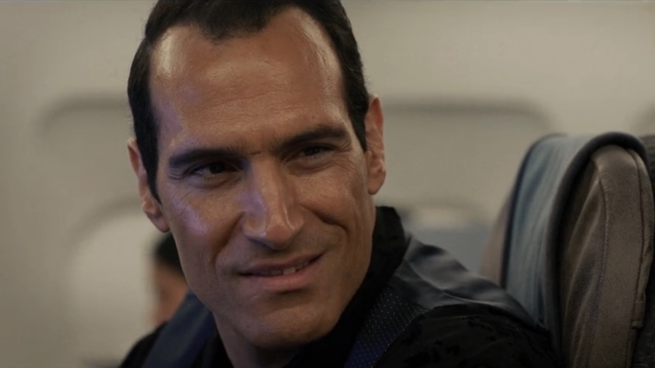 マルコ・ザロールの『ファイト・オア・フライト』のキャラクターが奇妙に微笑む