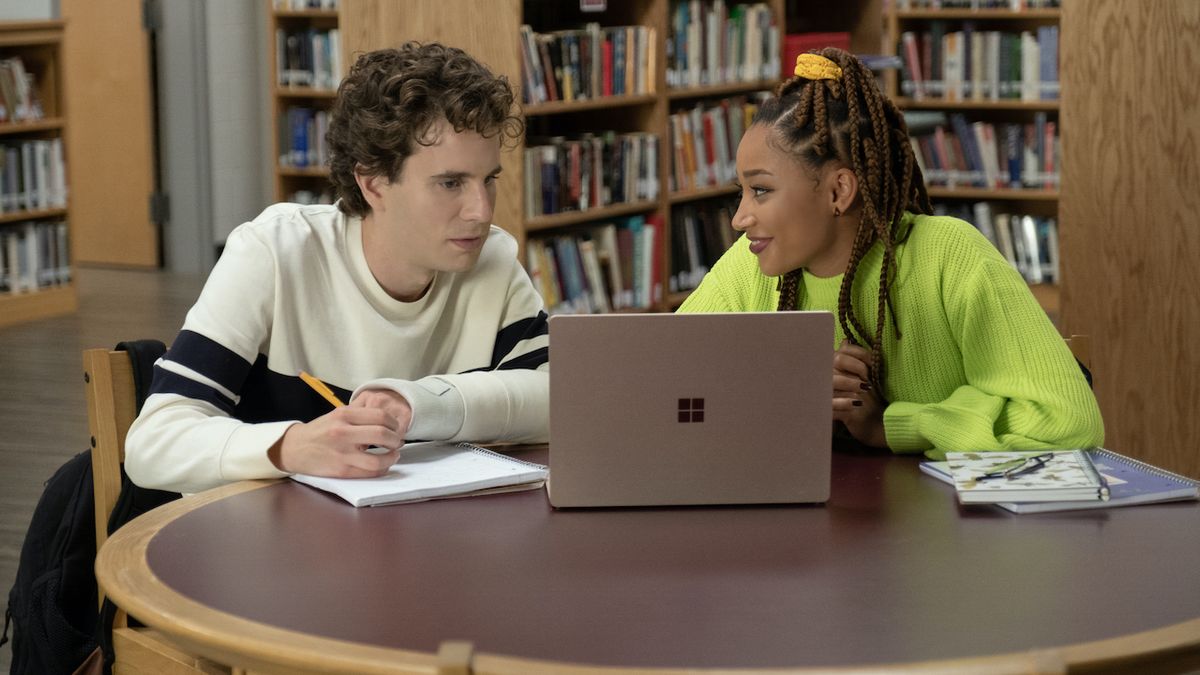 Amandla Stenberg and Ben Platt looking at computer in Dear Evan Hansen 