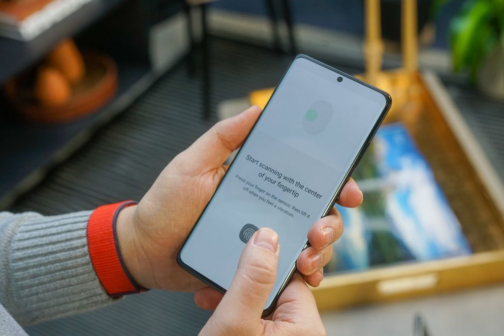 Does the Samsung Galaxy S21 fingerprint sensor work with screen