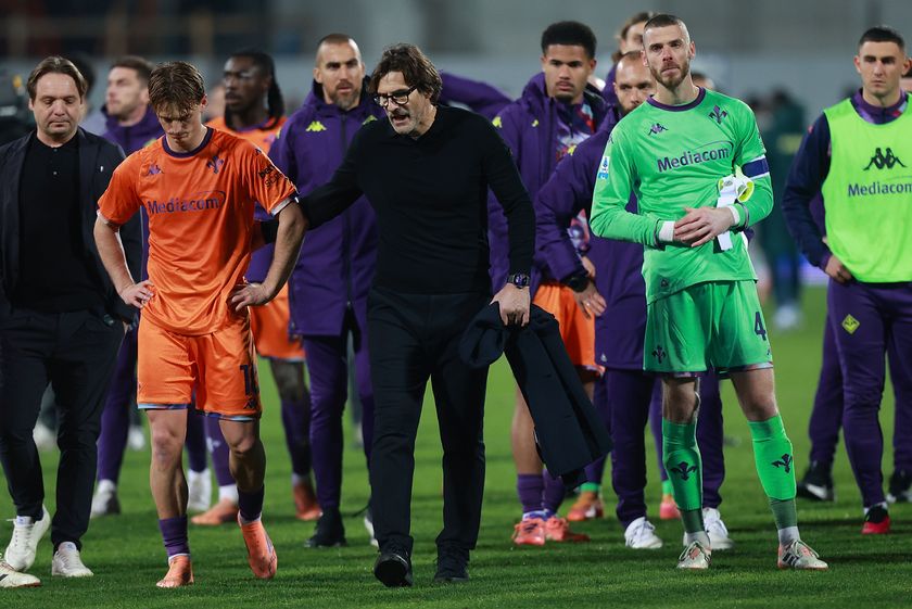 FLORENCE, ITALY - DECEMBER 14: Albert Gudmundsson of ACF Fiorentina and Head coach Paolo Vanoli manager of ACF Fiorentina look dejected during the Serie A match between ACF Fiorentina and Hellas Verona FC at Artemio Franchi on December 14, 2025 in Florence, Italy. (Photo by Gabriele Maltinti/Getty Images)