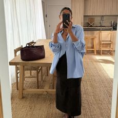 An image of @monikh wearing a timeless minimalist summer outfit.