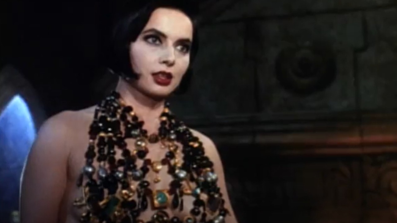 Uma captura de tela do trailer Death Becomes Her de Isabella Rossellini em um top de joias.