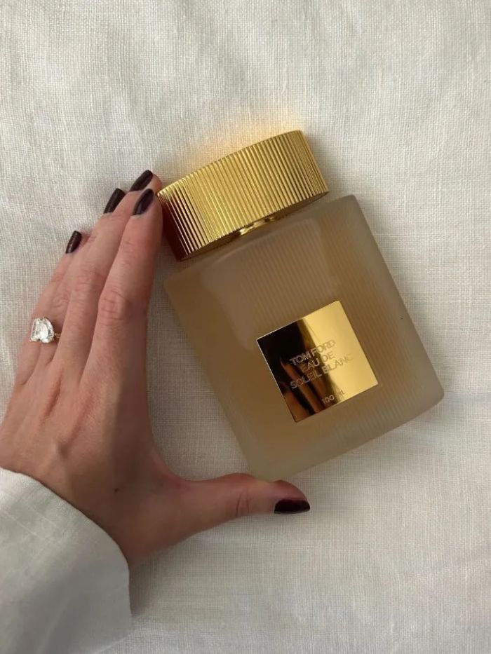 Junior beauty editor Grace Lindsay holding the Tom Ford Eau de Soleil Blanc