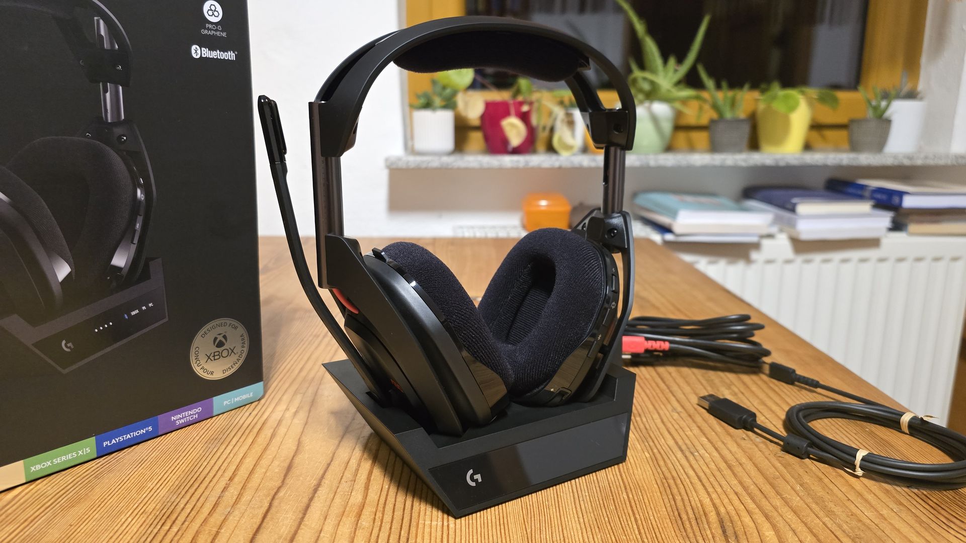 The Xbox headset "king of convenience" returns with multi-faceted support for mobile, Xbox One / Series X|S, PlayStation, and PC — wrapped in one glorious package