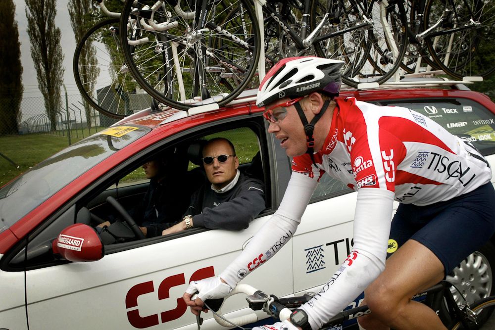 CSC-Tiscali Directeur sportfif Bjarne Riis talks with Michael Blaudzun in 2002.