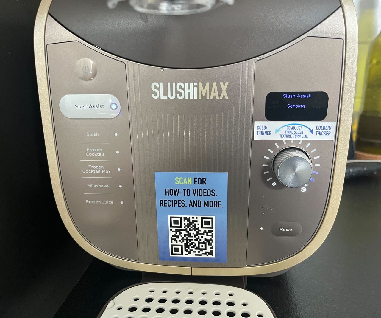 A close up of the Ninja SLUSHi max control panel, with the LCD screen showing the sensing programme.