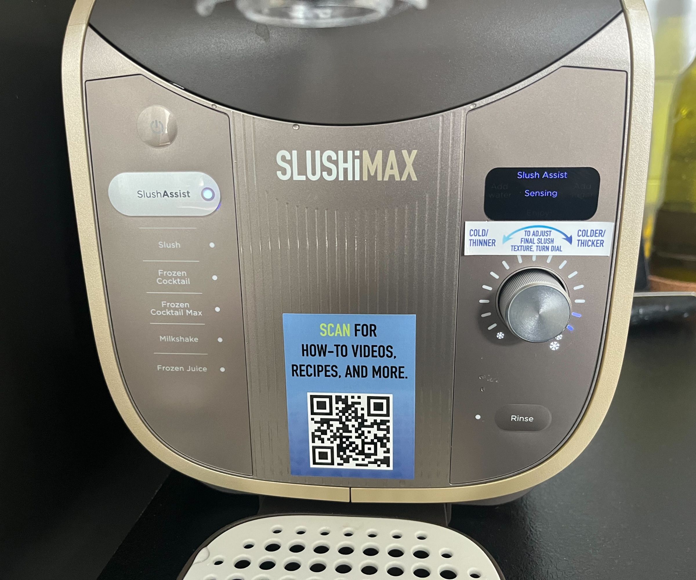 A close up of the Ninja SLUSHi max control panel, with the LCD screen showing the sensing programme. 