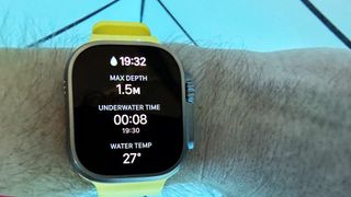 Apple Watch Ultra ihmisen ranteessa veden alla
