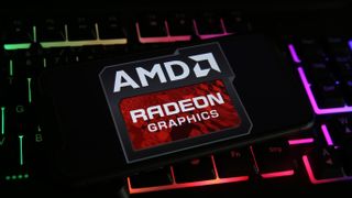 De AMD Radeon Graphics-badge boven een RGG gaming-toetsenbord. 