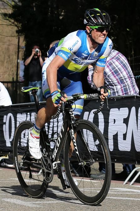 Simon Gerrans (Orica-GreenEdge) powers up the Cauberg