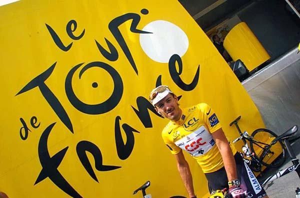 The yellow jersey on yellow background does not provide much contrast.