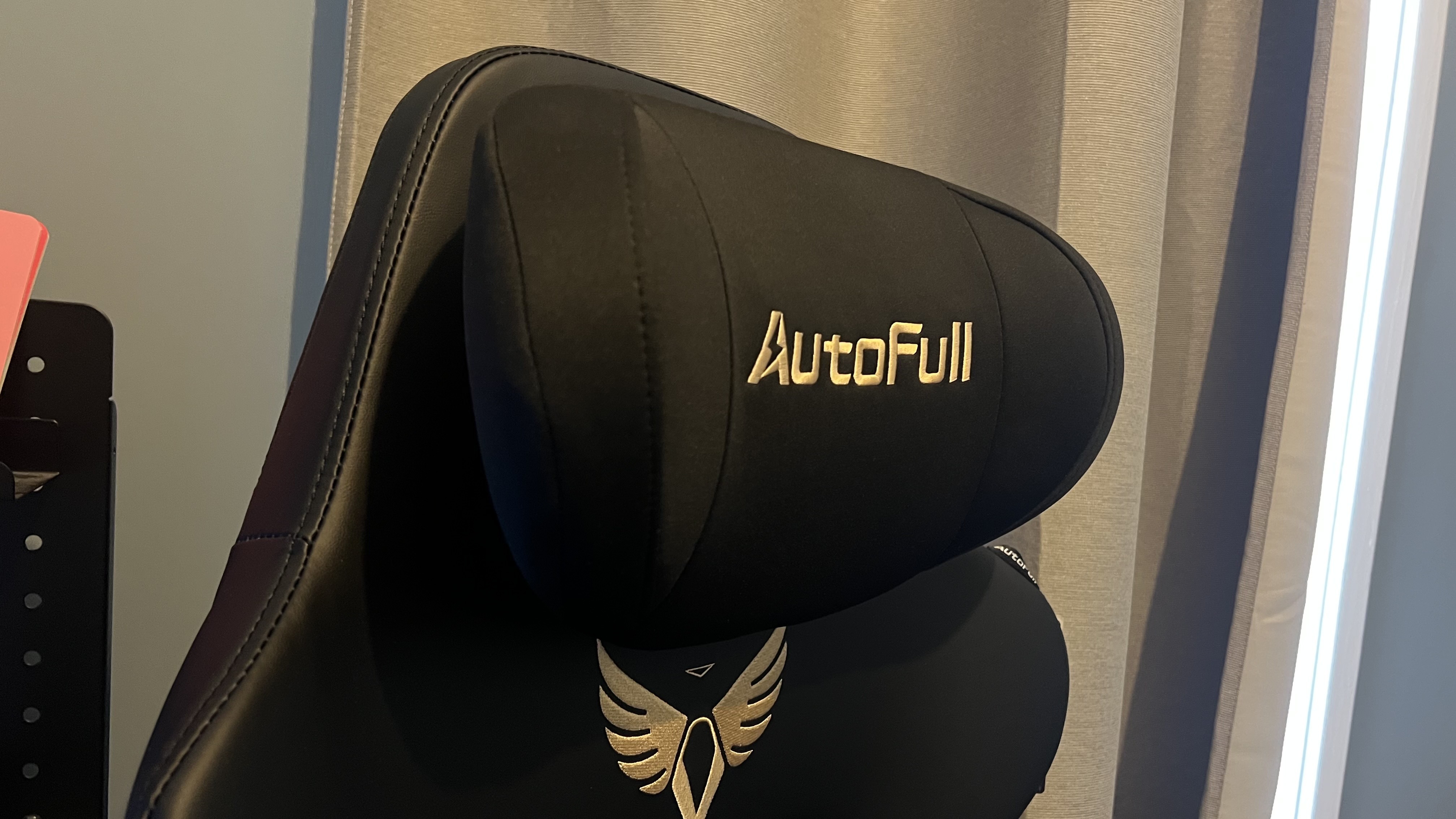 Close up on head rest of Autofull M6 Ultra 2.0 gaming chair