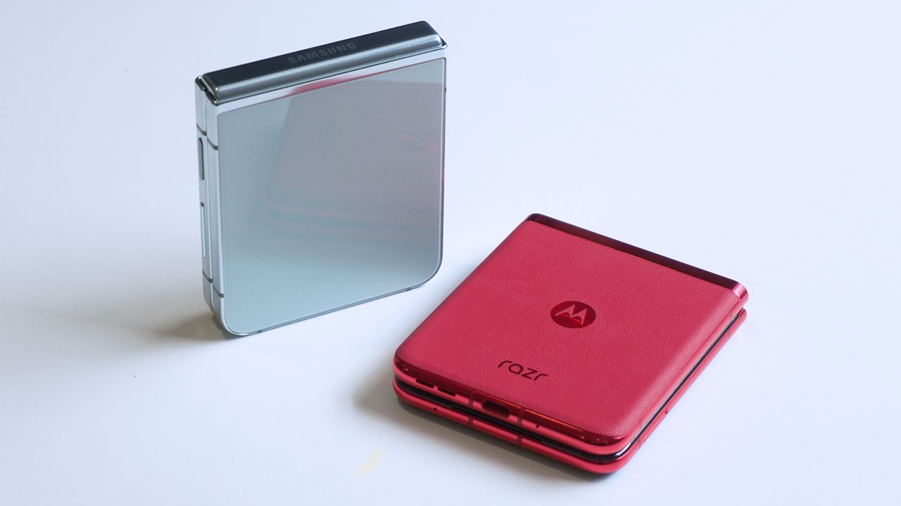 Motorola Razr 40 Ultra vs Samsung Galaxy Z Flip 5 back angled closed