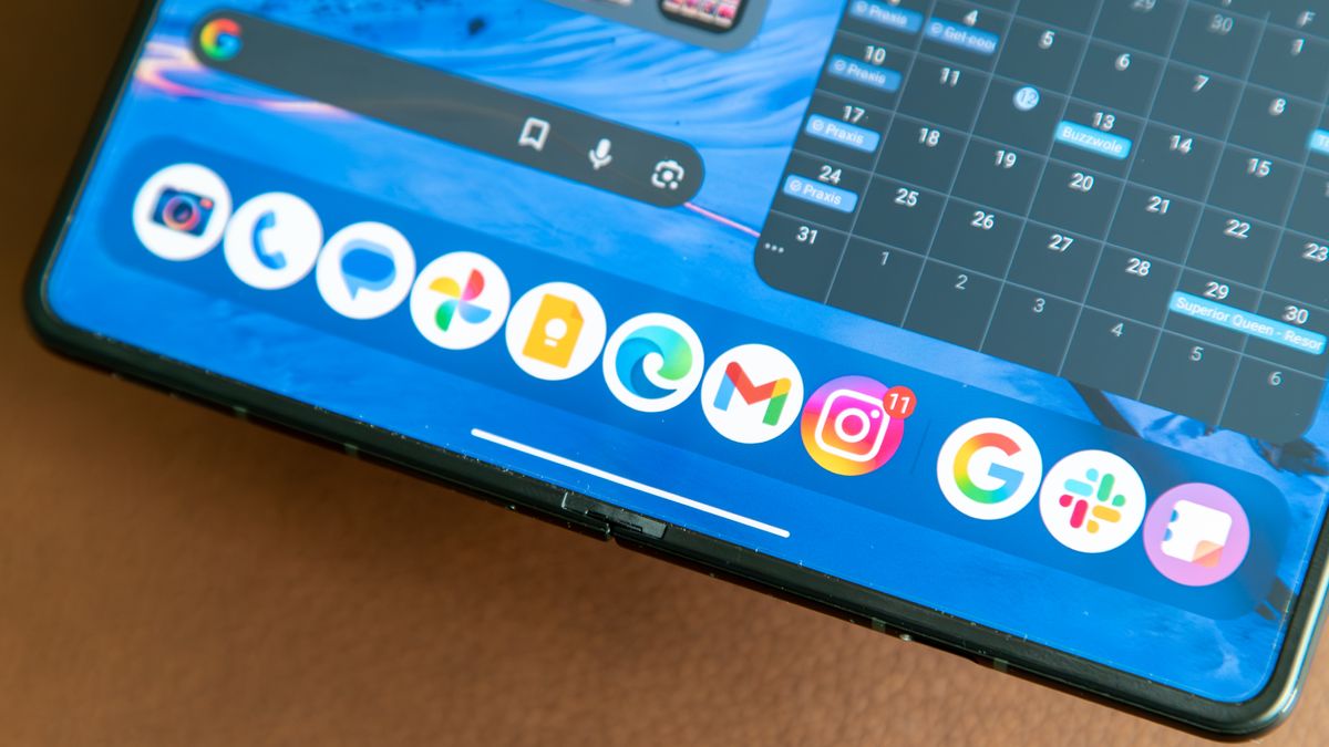 Motorola Razr Fold taskbar