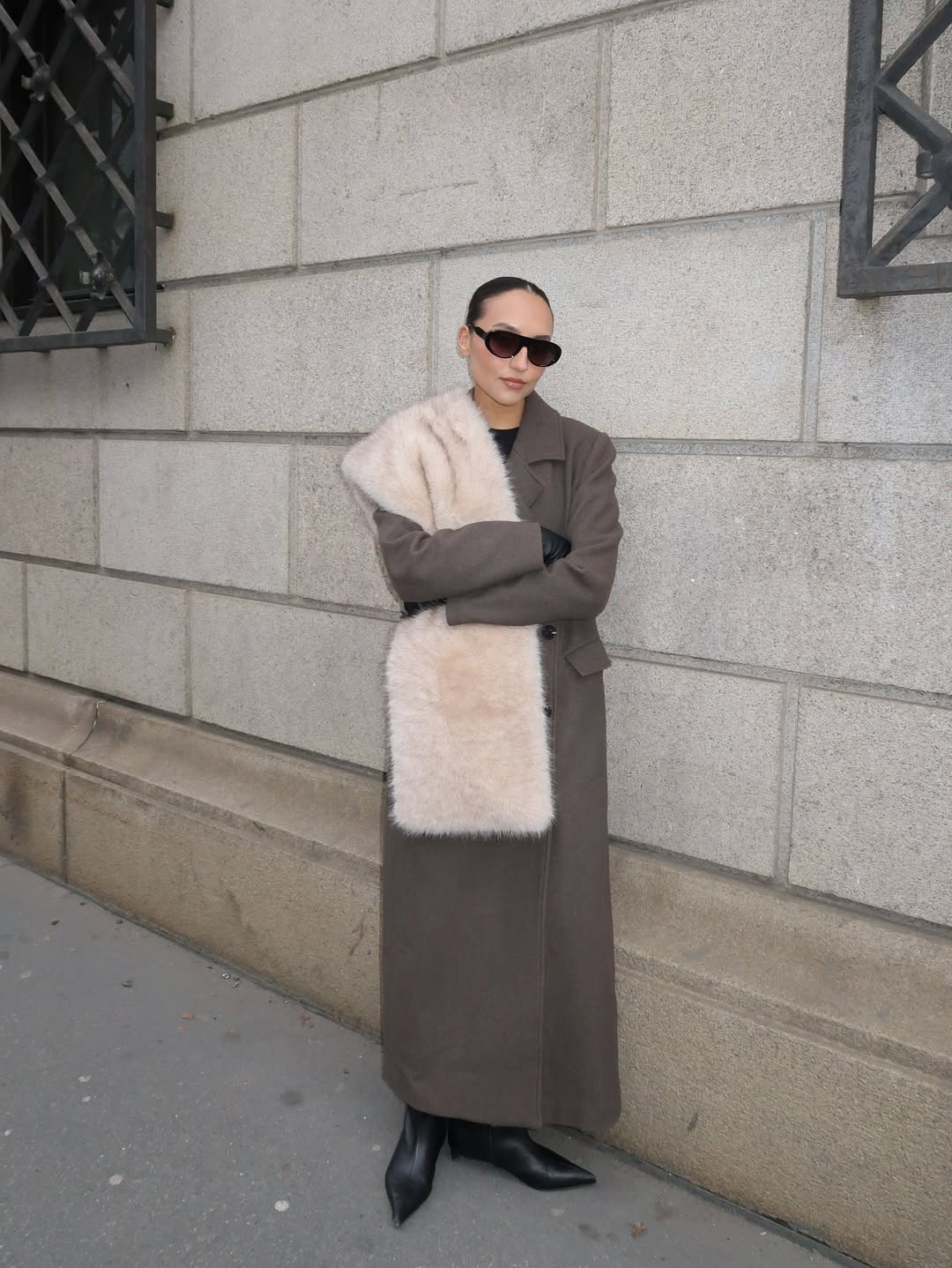Influencer wearing grey coat and faux fur scarf