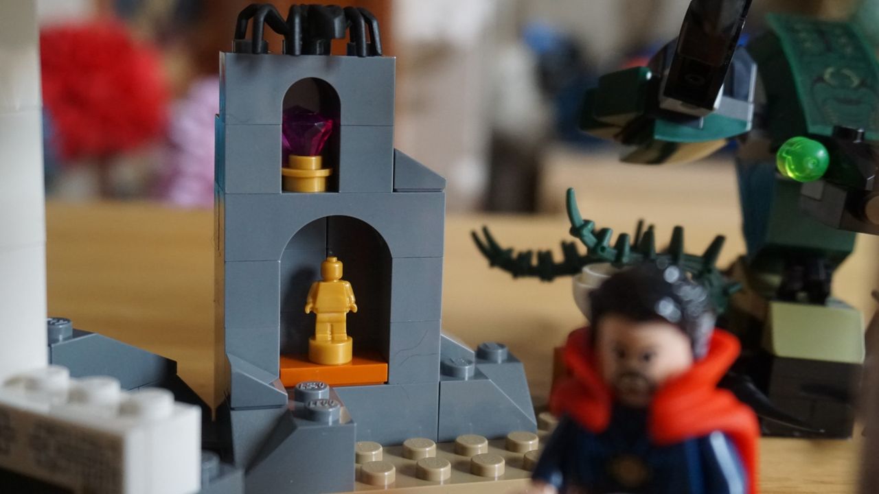 Lego Marvel Spider-Man at the Sanctum Workshop_Accessories close up 3