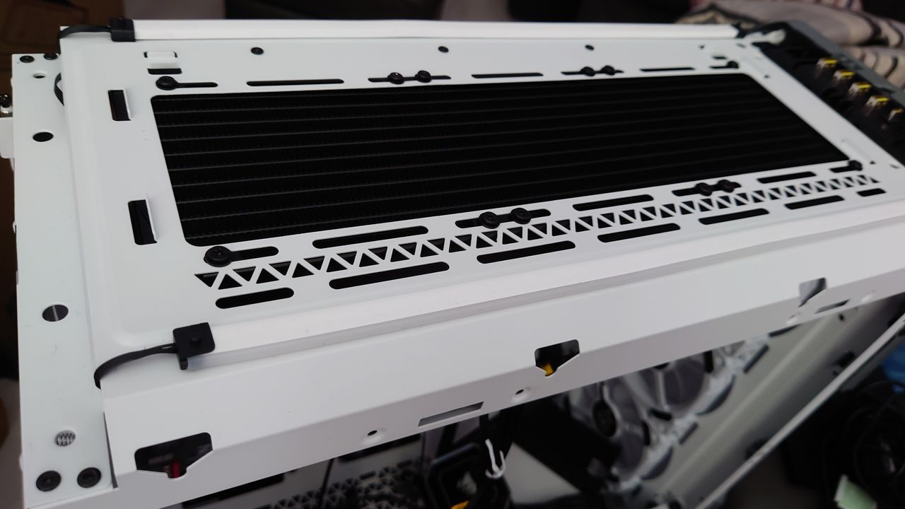 Screwing in the radiator