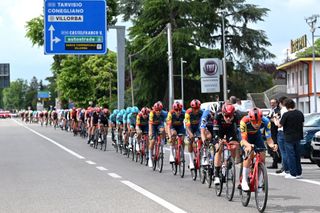 The bunch chases the breakaway on stage 18 of the Giro d'Italia 2024