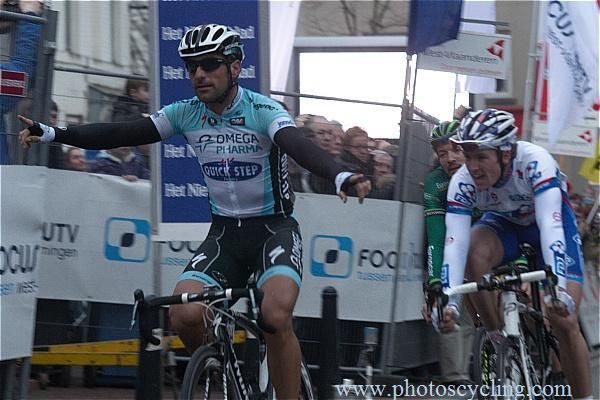 Francesco Chicchi (Omega Pharma-Quickstep) wins stage 1 ahead of Arnaud Demare (FDF-Big Mat).