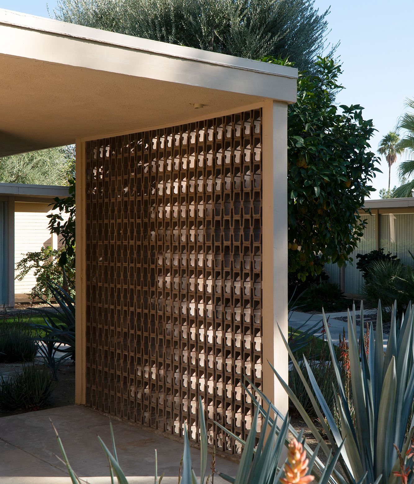 Racquet Club Cottages West Palm Springs Modernism Week tour | Wallpaper