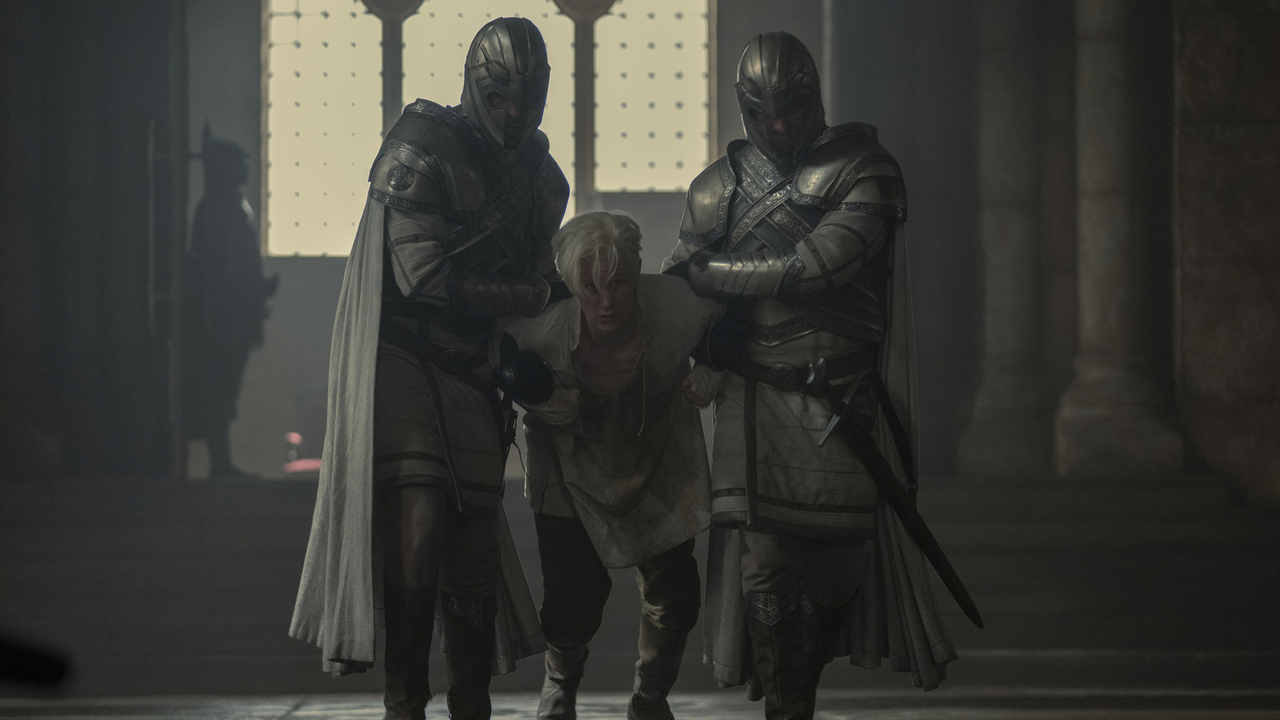 Daemon Targaryen es arrastrado a la sala del trono en House of the Dragon