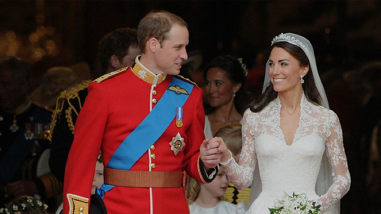 Britain&#039;s Prince William and his wife Kate, Duchess of Cambridge, look at each other as they come out of Westminster Abbey following their wedding ceremony, in London, on April 29, 2011. AFP PHOTO / CARL DE SOUZA (Photo credit should read CARL DE SOUZA/AFP via Getty Images)