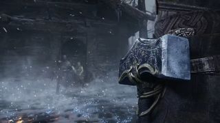 Närbild på en hammare med Atreus och Kratos ur fokus i bakgrunden.
