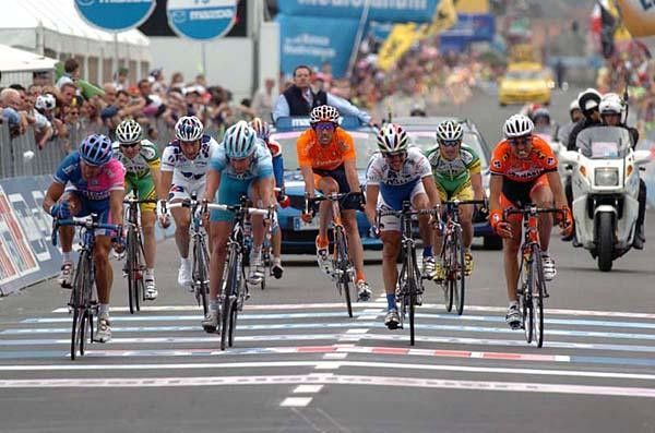 Paolo Tiralongo (Lampre) takes the sprint for third