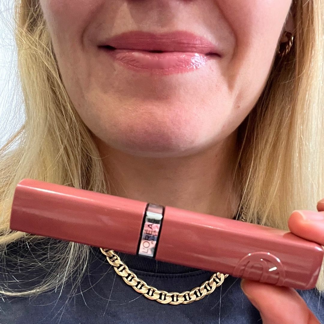 beauty editor fiona mckim wearing loreal la laque resistance