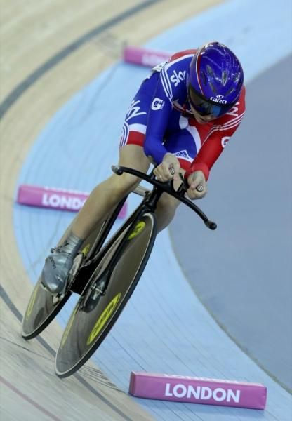 Laura Trott in pursuit mode in the omnium