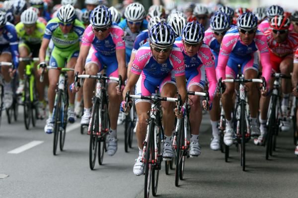 Lampre-Farnese Vini on the front of the peloton
