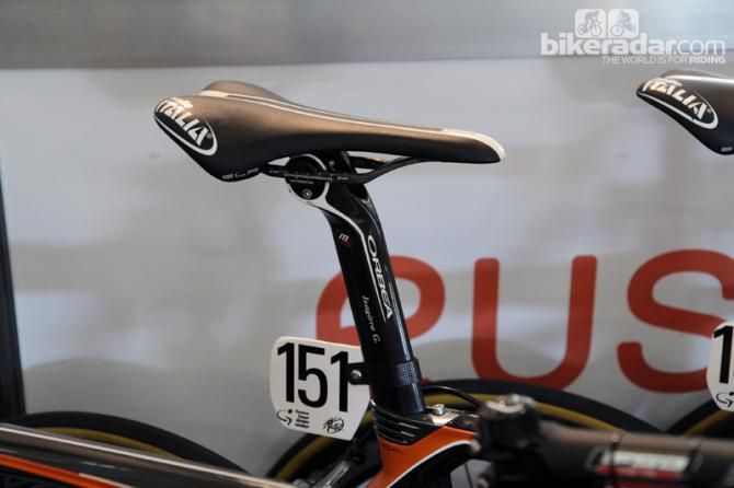 Euskaltel-Euskadi's Orbea Orca seatposts are compatible with Selle Italia's innovative Monolink system but the team has apparently opted for traditional rails.