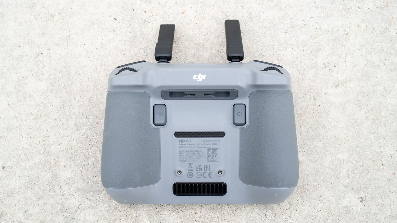 DJI Air 3 Product Image_Controller back.