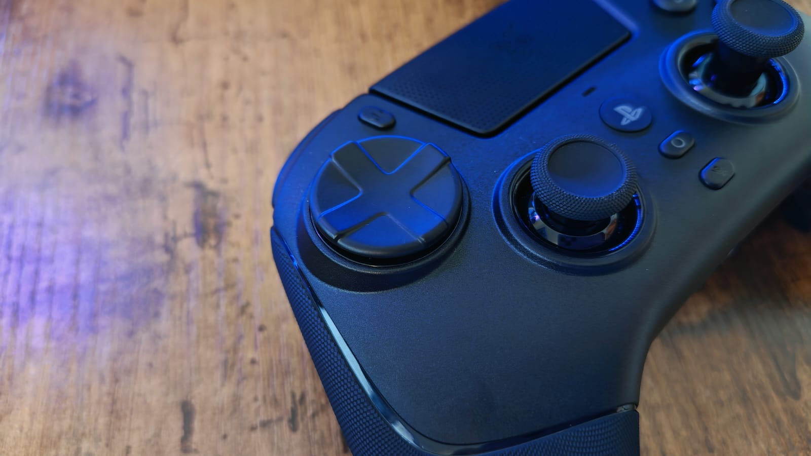The floating D-pad on the Razer Raiju V3 Pro