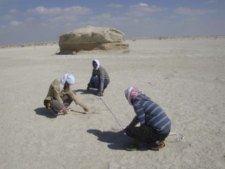 From left to right, co-author Faysal Bibi collecting field data with archaeologists, Abdul Rahman Al-Nuaimi and Abdulla Al Kaabi at the elephant trackway site.