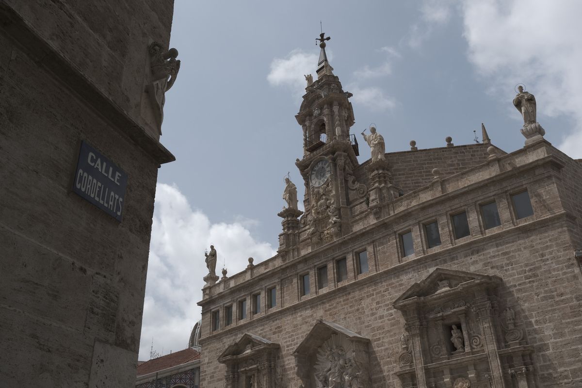 Street photography in Valencia, Spain, taken with the Fujifilm X-E5 mirrorless camera and XF 23mm f/2.8 lens