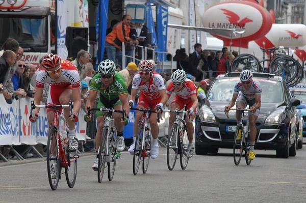 Julien Fouchard leads Niko Eeckhout (Sean Kelly Team).